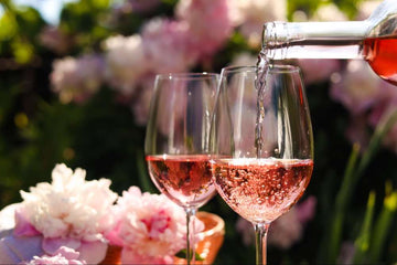 VIn rosé versé dans un verre